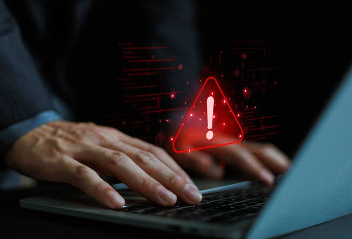 Eine Person, die einen Laptop benutzt