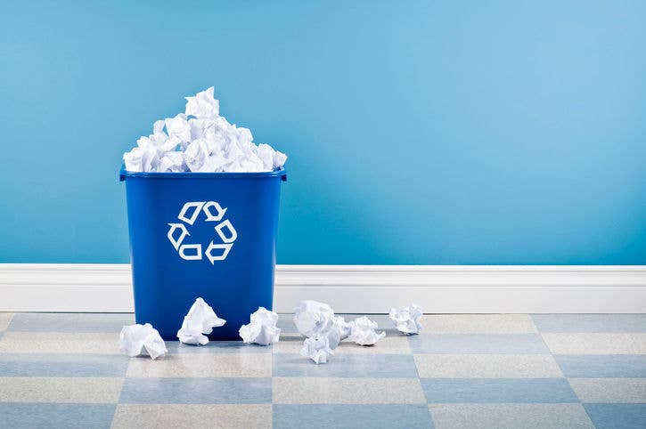 blaue Papiertonne gefüllt mit Papier