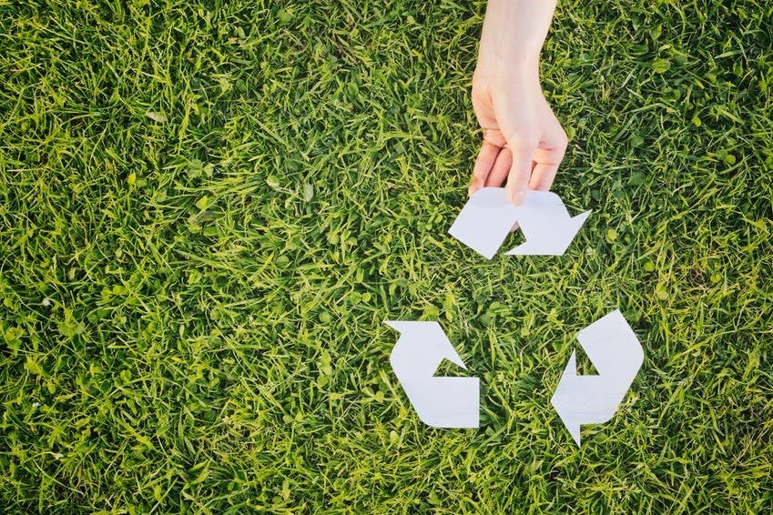 Recycling-Symbol auf Gras