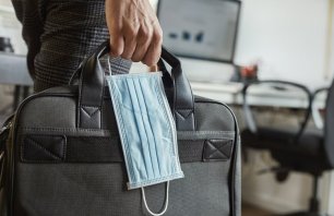 schritte-um-in-einer-hybriden-arbeitswelt-sicher-und-konform-zu-bleiben.jpg