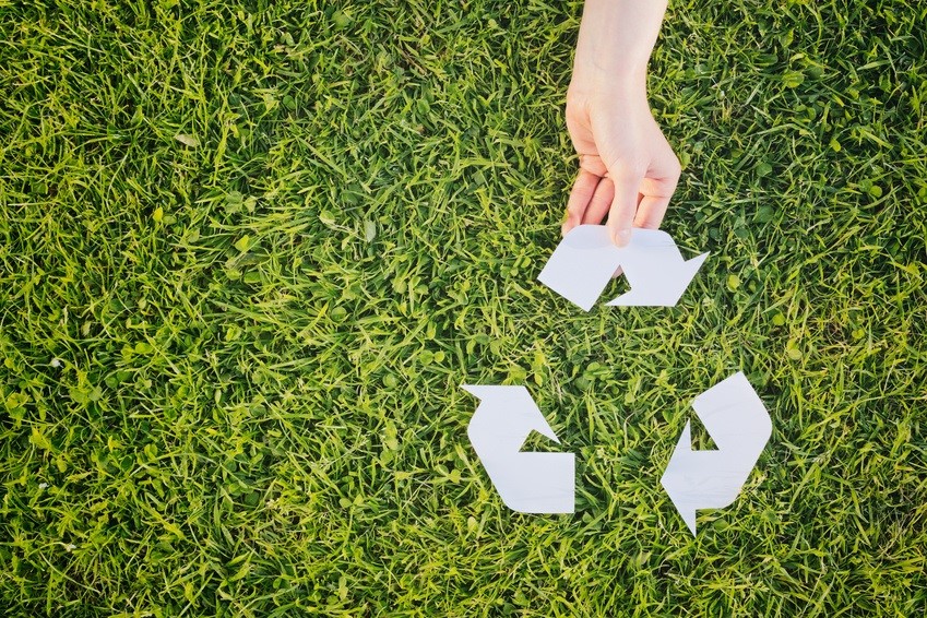 Recycling-Symbol auf Gras